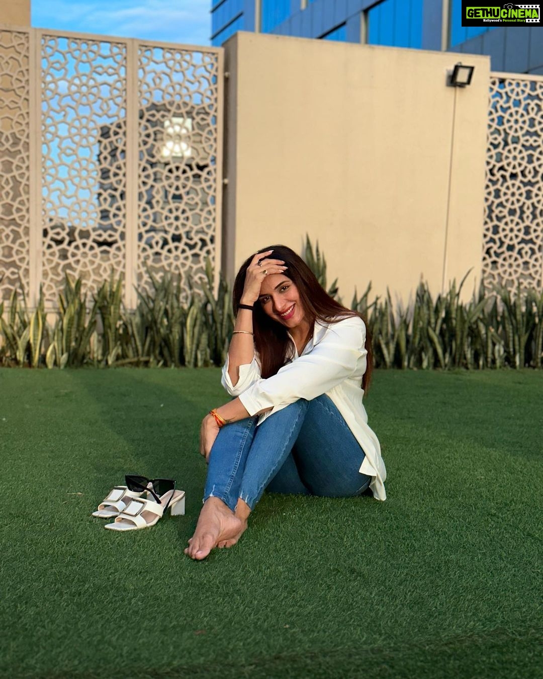 Poonam Dubey Instagram - Yes I love myself 😘❤️🧿 Last pic is my favourite . . . . #denimandwhiteshirt #ootd #lookoftheday #blessed #life #styleblogger #poonamdubey 👑😘❤️🧿😇 Mumbai, Maharashtra