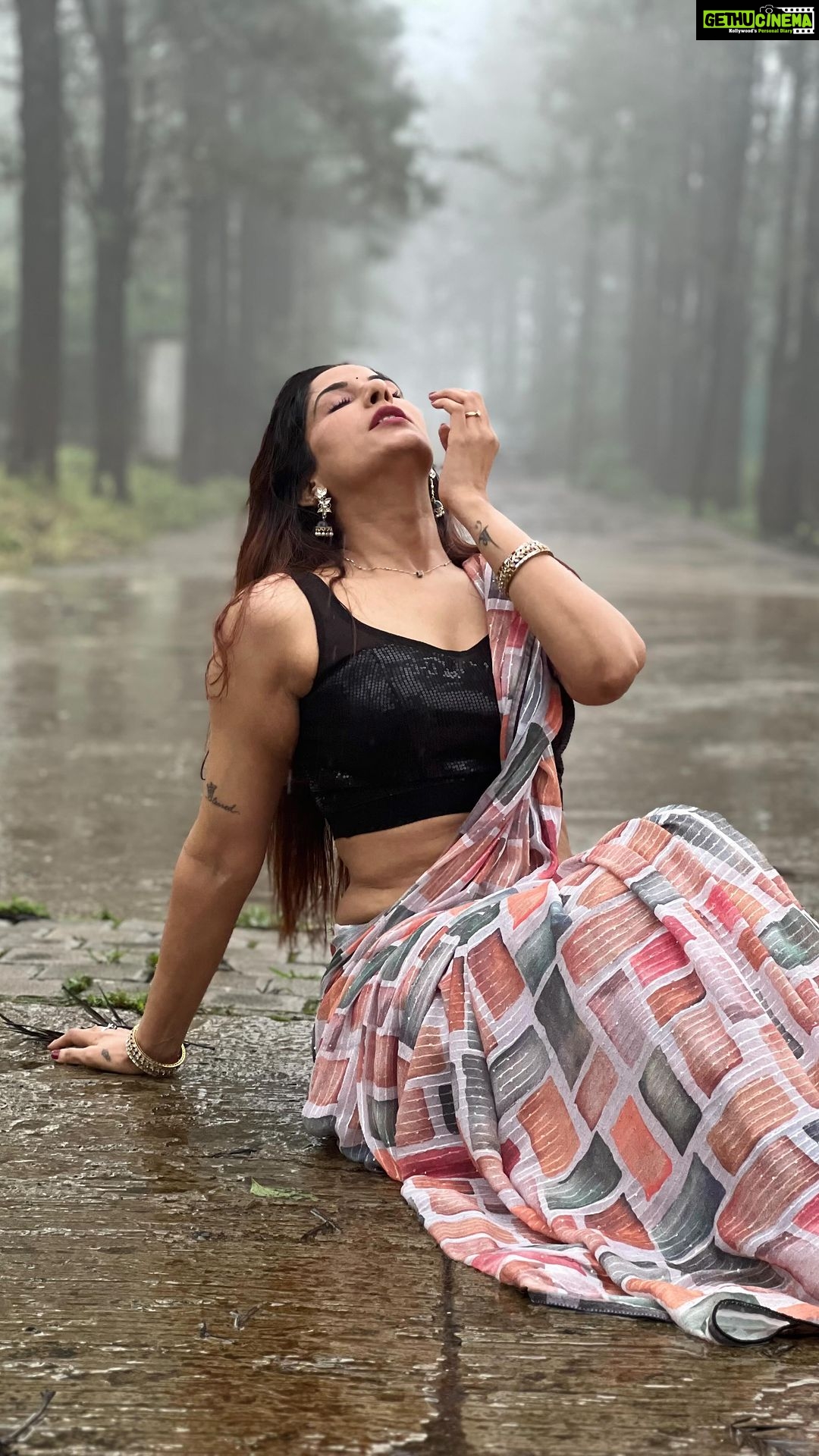 Poonam Dubey Instagram - Tum jo aaye yara barsat aa gai💕💕💕💕💕 . . . . . #barsataagai #réel #reelsinstagram #reelitfeelit #reelsvideo #reelsindia #reelkarofeelkaro #poonamdubey #munnar #mahabaleshwar #india #poonamdubey India