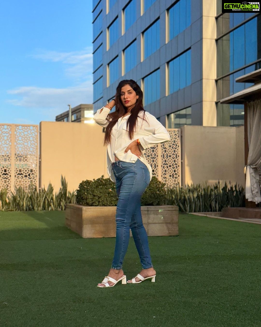 Poonam Dubey Instagram - Yes I love myself πβ€οΈπ§Ώ Last pic is my favourite . . . . #denimandwhiteshirt #ootd #lookoftheday #blessed #life #styleblogger #poonamdubey ππβ€οΈπ§Ώπ Mumbai, Maharashtra
