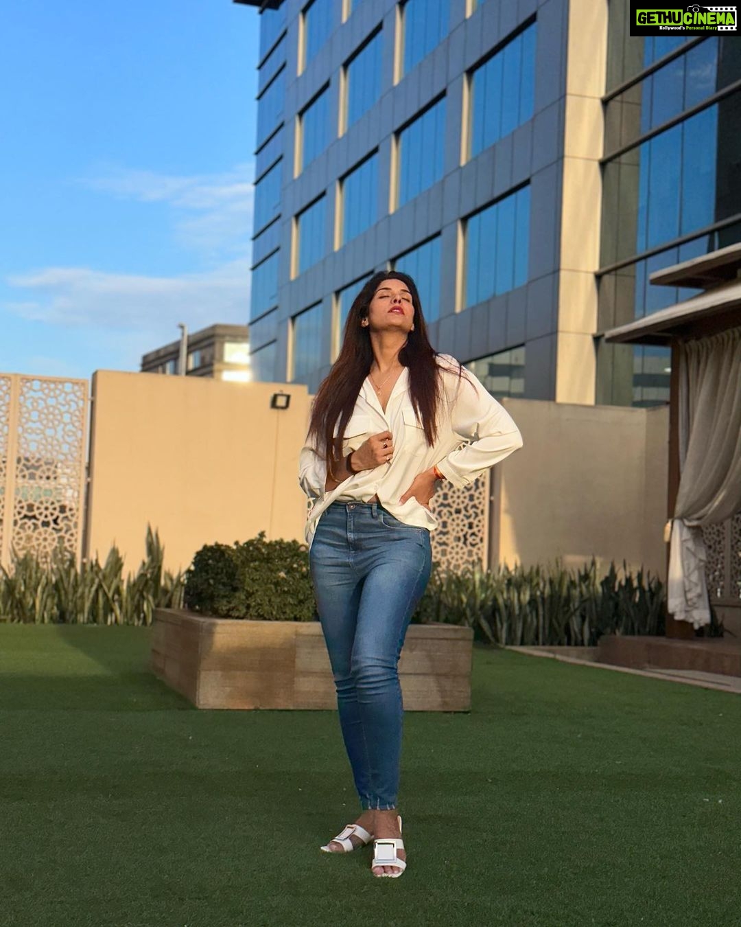 Poonam Dubey Instagram - Yes I love myself πβ€οΈπ§Ώ Last pic is my favourite . . . . #denimandwhiteshirt #ootd #lookoftheday #blessed #life #styleblogger #poonamdubey ππβ€οΈπ§Ώπ Mumbai, Maharashtra