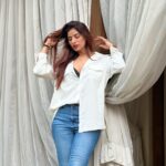 Poonam Dubey Instagram - Yes I love myself 😘❤️🧿 Last pic is my favourite . . . . #denimandwhiteshirt #ootd #lookoftheday #blessed #life #styleblogger #poonamdubey 👑😘❤️🧿😇 Mumbai, Maharashtra