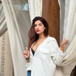 Poonam Dubey Instagram - Yes I love myself 😘❤️🧿 Last pic is my favourite . . . . #denimandwhiteshirt #ootd #lookoftheday #blessed #life #styleblogger #poonamdubey 👑😘❤️🧿😇 Mumbai, Maharashtra