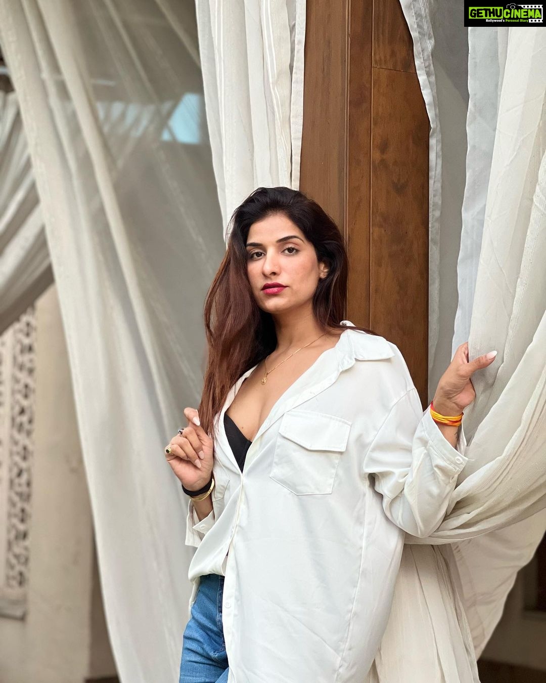 Poonam Dubey Instagram - Yes I love myself πβ€οΈπ§Ώ Last pic is my favourite . . . . #denimandwhiteshirt #ootd #lookoftheday #blessed #life #styleblogger #poonamdubey ππβ€οΈπ§Ώπ Mumbai, Maharashtra