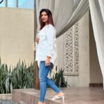 Poonam Dubey Instagram - Yes I love myself 😘❤️🧿 Last pic is my favourite . . . . #denimandwhiteshirt #ootd #lookoftheday #blessed #life #styleblogger #poonamdubey 👑😘❤️🧿😇 Mumbai, Maharashtra