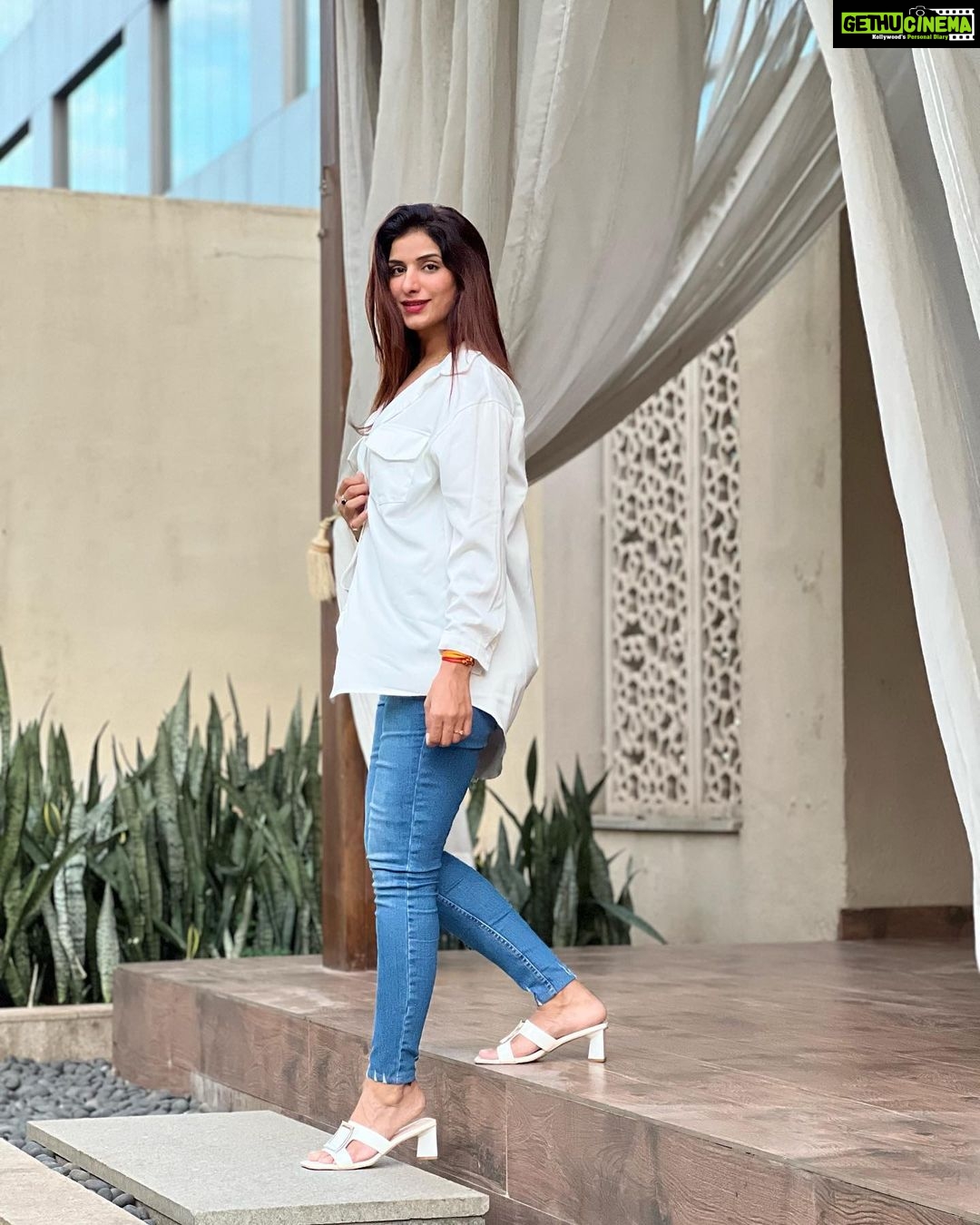 Poonam Dubey Instagram - Yes I love myself πβ€οΈπ§Ώ Last pic is my favourite . . . . #denimandwhiteshirt #ootd #lookoftheday #blessed #life #styleblogger #poonamdubey ππβ€οΈπ§Ώπ Mumbai, Maharashtra