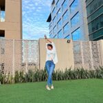 Poonam Dubey Instagram - Yes I love myself 😘❤️🧿 Last pic is my favourite . . . . #denimandwhiteshirt #ootd #lookoftheday #blessed #life #styleblogger #poonamdubey 👑😘❤️🧿😇 Mumbai, Maharashtra