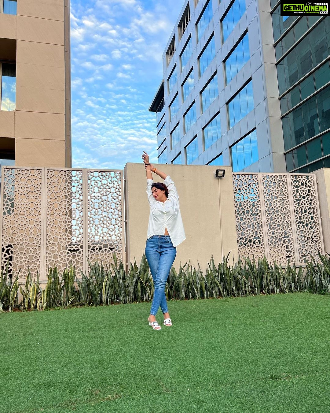 Poonam Dubey Instagram - Yes I love myself πβ€οΈπ§Ώ Last pic is my favourite . . . . #denimandwhiteshirt #ootd #lookoftheday #blessed #life #styleblogger #poonamdubey ππβ€οΈπ§Ώπ Mumbai, Maharashtra