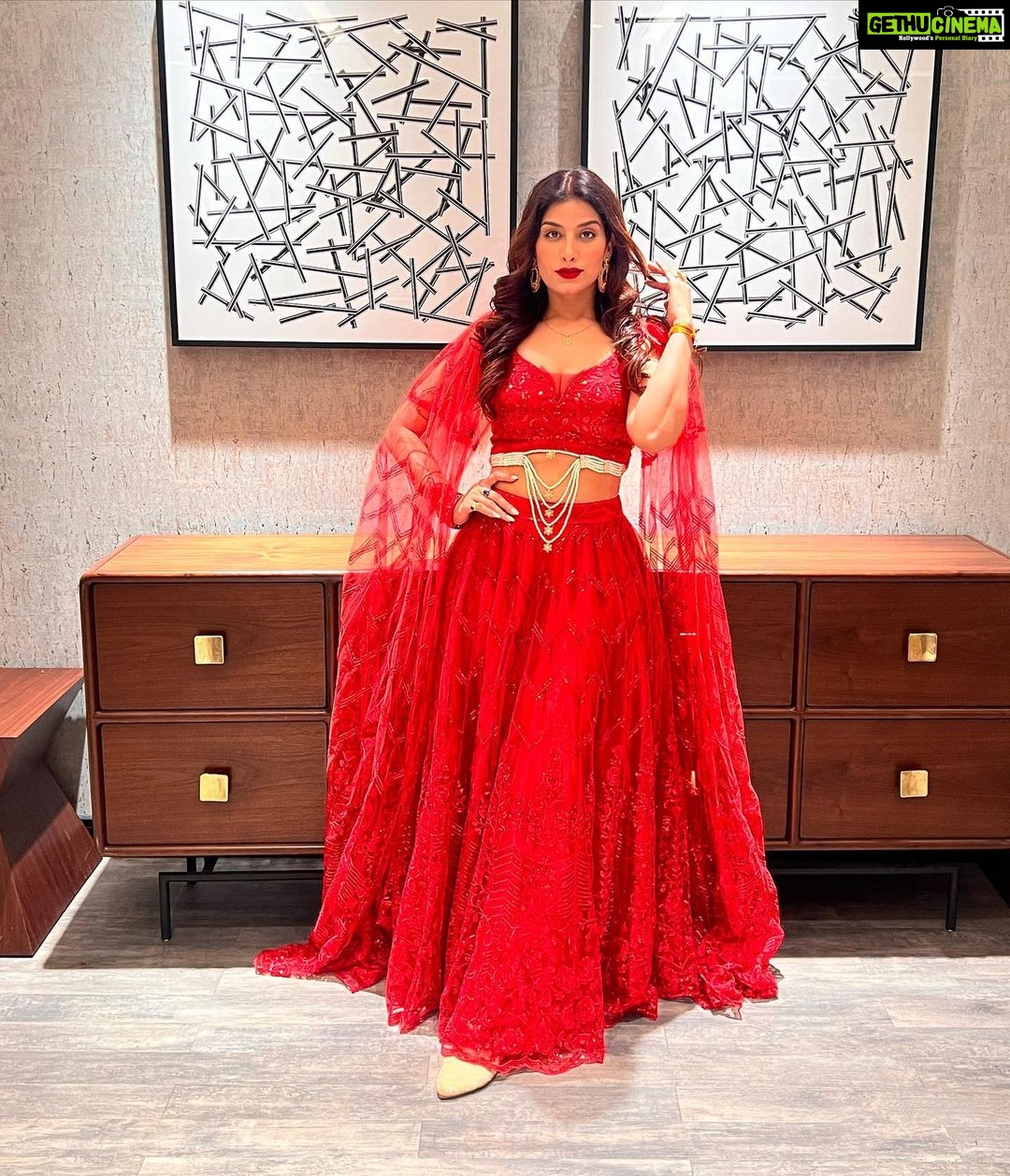 Poonam Dubey Instagram - Thank you so much @tridenteventsandmedia for awarding me with title of “most gorgeous actress of bhojpuri film industry “ It was honoured to be part of #globalinspirationalawardsandfashionshow Special thanks to @disha_d_kakran shivkakranofficial Thank you so much my partner and choreographer @m.k__gupta_joy 🥰🥰 . . . Style by @vidyamourya096 ❤️ Makeup hair by @snehalataarora ❤️ #poonamdubey Mumbai, Maharashtra
