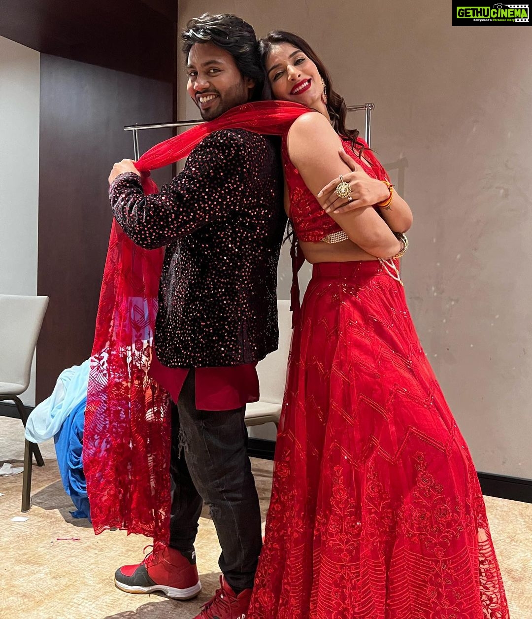 Poonam Dubey Instagram - Thank you so much @tridenteventsandmedia for awarding me with title of “most gorgeous actress of bhojpuri film industry “ It was honoured to be part of #globalinspirationalawardsandfashionshow Special thanks to @disha_d_kakran shivkakranofficial Thank you so much my partner and choreographer @m.k__gupta_joy 🥰🥰 . . . Style by @vidyamourya096 ❤️ Makeup hair by @snehalataarora ❤️ #poonamdubey Mumbai, Maharashtra
