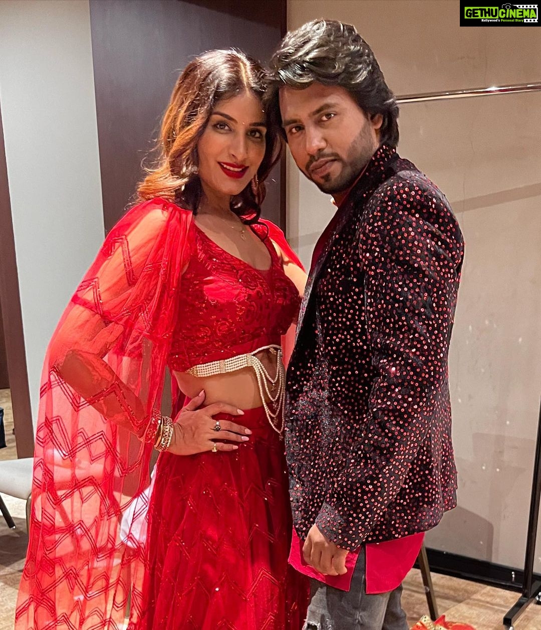 Poonam Dubey Instagram - Thank you so much @tridenteventsandmedia for awarding me with title of “most gorgeous actress of bhojpuri film industry “ It was honoured to be part of #globalinspirationalawardsandfashionshow Special thanks to @disha_d_kakran shivkakranofficial Thank you so much my partner and choreographer @m.k__gupta_joy 🥰🥰 . . . Style by @vidyamourya096 ❤️ Makeup hair by @snehalataarora ❤️ #poonamdubey Mumbai, Maharashtra