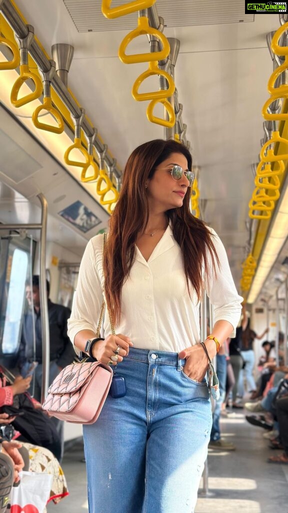 Poonam Dubey Instagram - Be your favourite kind of woman.❤️👑 VC- @motheykabita 💓 . . . . #poonamdubey Mumbai Metro