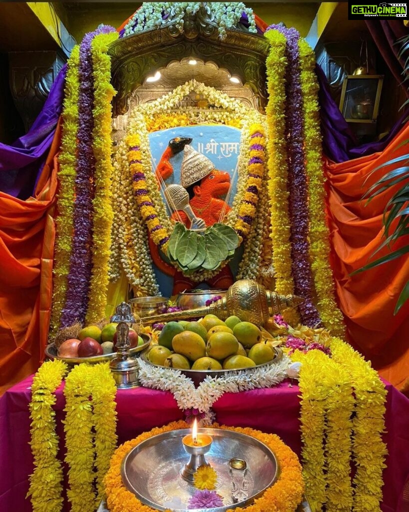 Poonam Dubey Instagram - अंजनीपुत्र को जन्मदिन की हार्दिक शुभकामनाएँ 🙏🙏🙏🙏🙏🙏🙏🙏🙏🙏 🙏 जय बजरंगबली जय श्री राम 🙏🙏🙏🙏🙏🙏🙏 Sidhivinayak Temple Prabhadevi Dadar