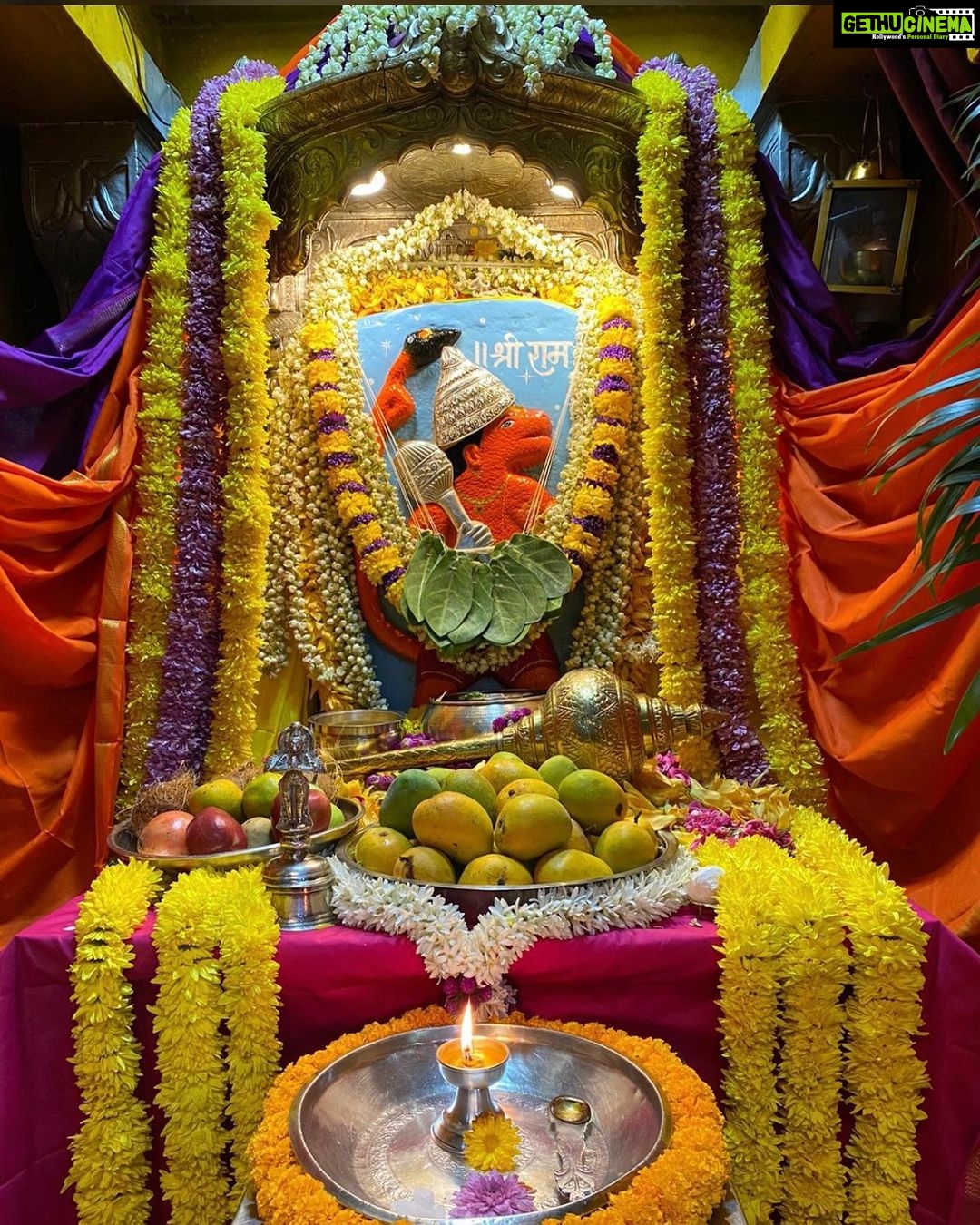 Poonam Dubey Instagram - अंजनीपुत्र को जन्मदिन की हार्दिक शुभकामनाएँ 🙏🙏🙏🙏🙏🙏🙏🙏🙏🙏 🙏 जय बजरंगबली जय श्री राम 🙏🙏🙏🙏🙏🙏🙏 Sidhivinayak Temple Prabhadevi Dadar