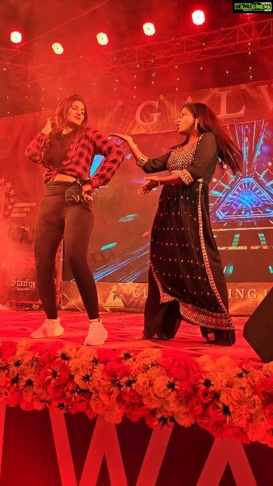 Poonam Dubey Instagram - Stage masti sasaram @poonamdubeyofficial @singhpawan999 #reels #instagood #instagram #bhojpuri