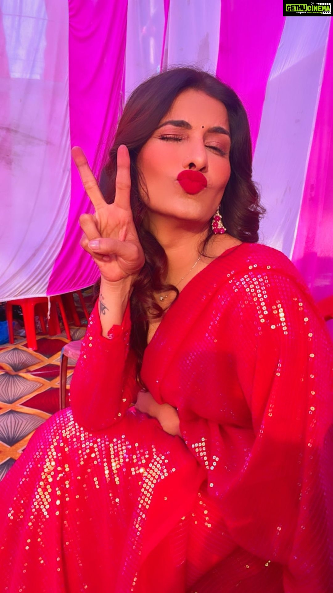 Poonam Dubey Instagram - सब ध्यान से सुन लेओ बाद मत कहिओ कि बतायो नहीं…🤣🤣🤣 . . . . #poonamdubey