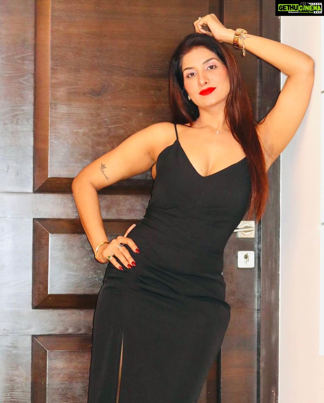 Poonam Dubey Instagram - 🖤 my favourite 3 & 7 and your? . . . . . . . . . . . . . . . . . #poonamdubey #chhorigangakinarewali Mumbai, Maharashtra