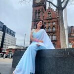 Poonam Dubey Instagram – तस्वीरों में रंग की तरह होठों पर बन के मुस्कान ,
तू हर वक़्त मेरे साथ है जैसे धरती संग आसमान…….❤️👑♾️
Styling by @vidyamourya096 💕
.
.
.
.
#picoftheday #sareelove #indianattire #saree #actorslife #london #shooting #time #blessed #onelife #poonamdubey ❤️ #chhorigangakinarewali Kings Cross, London