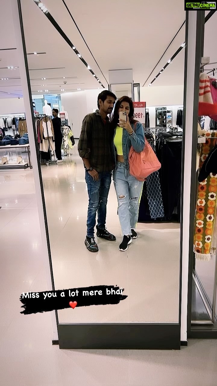 Poonam Dubey Instagram - Chhota hai lekin jo qad me mujhse bada hai , Mere har sukh dukh me wo sath mere khada hai… I love you so much bhai missing you 😘😘😘 London, United Kingdom