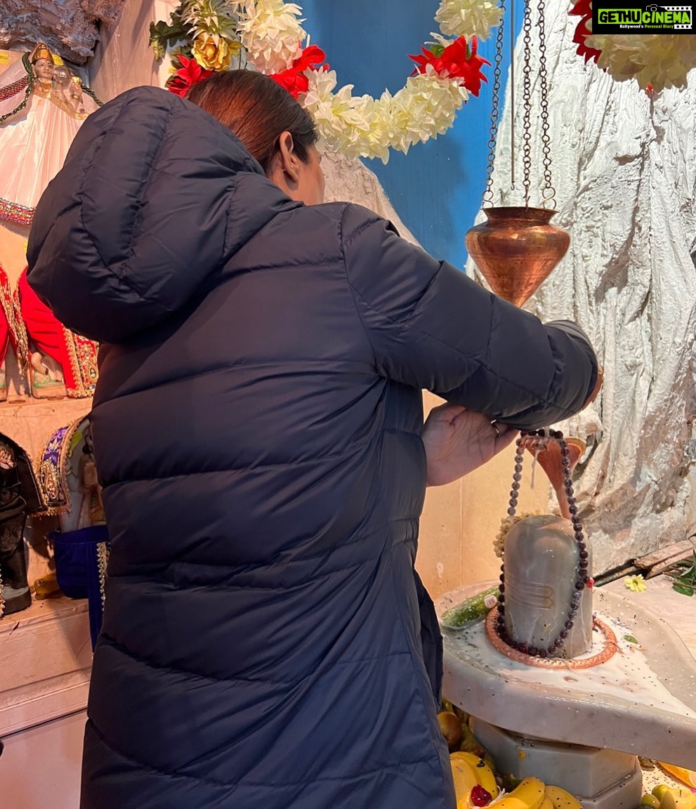 Poonam Dubey Instagram - Mahashivratri ke Pawan avasar par pradesh me Shiv ji par jal chadhane ka saubhagya mila….. thank you so much Mahadev aise hi mujh par aur mere apno par apni kripa banaye rakhiye 🌙🔱🧿😇🕉️🙏🍃 AAP sab mere apne ho.🤗😇🤗 Sri Radha Krishna Mandir