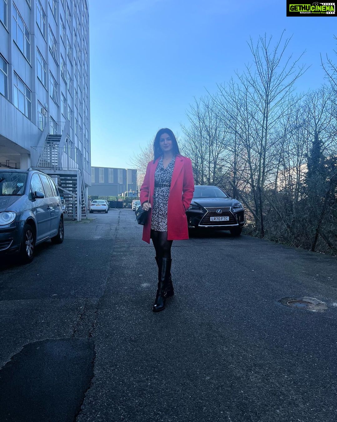 Poonam Dubey Instagram - ❤️🧿🫰👑…. . . . . #poonamdubey #actorlife #ootd #shooting #time London, United Kingdom