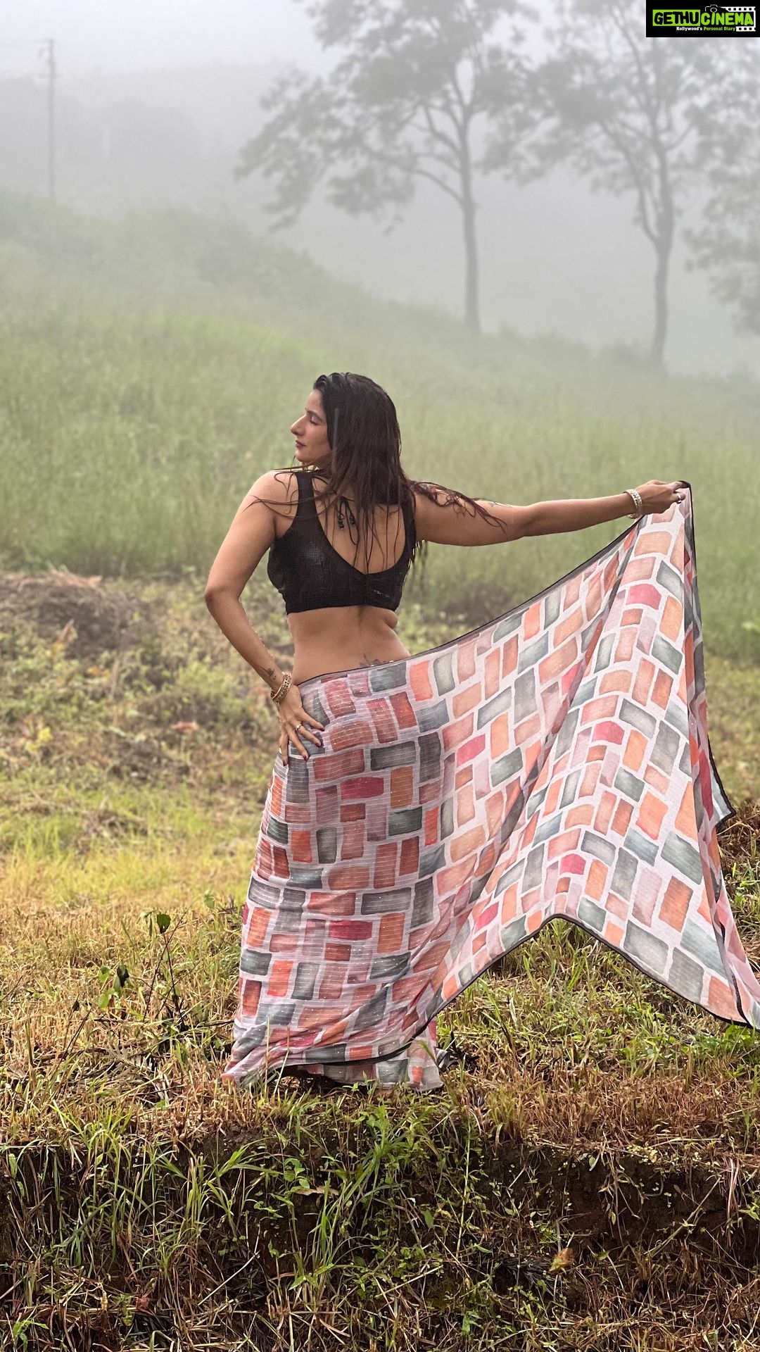 Poonam Dubey Instagram - Tip tip barsa pani…… Barish ho aur ye song ka suroor na ho, not possible 😍😍😍 . . . @officialraveenatandon @akshaykumar @uditnarayanmusic @therealalkayagnik #poonamdubey #monsoon #nature #india @officialjoshapp Munnar,kerela