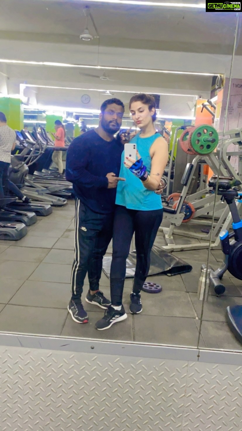 Poonam Dubey Instagram - Let’s burn belly fat on Bhojpuriya song 🎉 @khesari_yadav @poonamdubeyofficial Saal ke end me humne dhamal kiya hai…. Keep rocking.🎉🔥🌟🌟