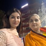 Poonam Dubey Instagram – ईसाई नववर्ष की शुरुआत एकादशी के शुभ अवसर पर श्री कृष्णा और महादेव जी के दर्शन के साथ।
हर हर महादेव जय श्री कृष्णा 
हरि बोल। 🙏❤️😇
#happynewyear 
#poonamdubey #chhorigangakinarewali Iscon Temple.juhu