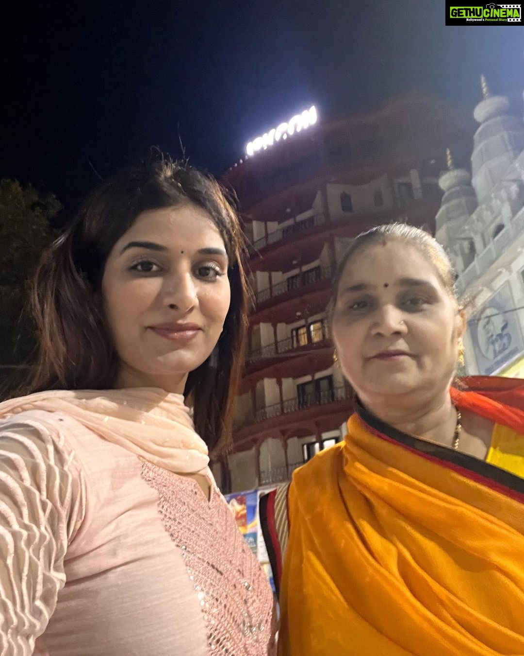 Poonam Dubey Instagram - ईसाई नववर्ष की शुरुआत एकादशी के शुभ अवसर पर श्री कृष्णा और महादेव जी के दर्शन के साथ। हर हर महादेव जय श्री कृष्णा हरि बोल। 🙏❤️😇 #happynewyear #poonamdubey #chhorigangakinarewali Iscon Temple.juhu