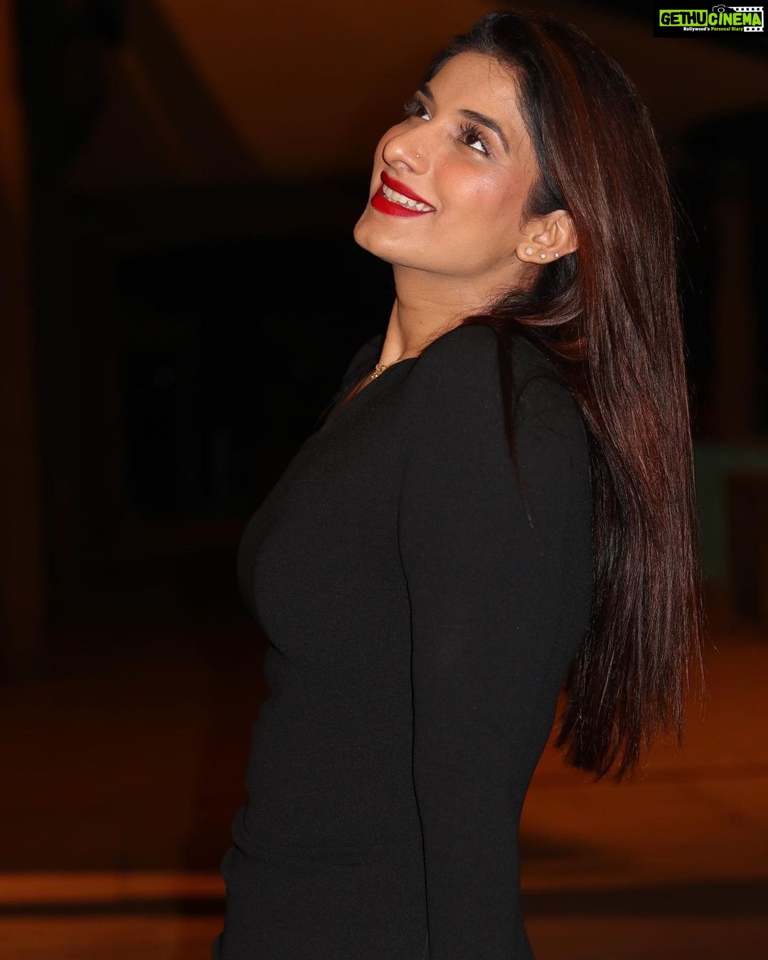 Poonam Dubey Instagram - Life is more beautiful when you are positive and determined…. #poonamdubey ❤️👑♾️ Mumbai - मुंबई