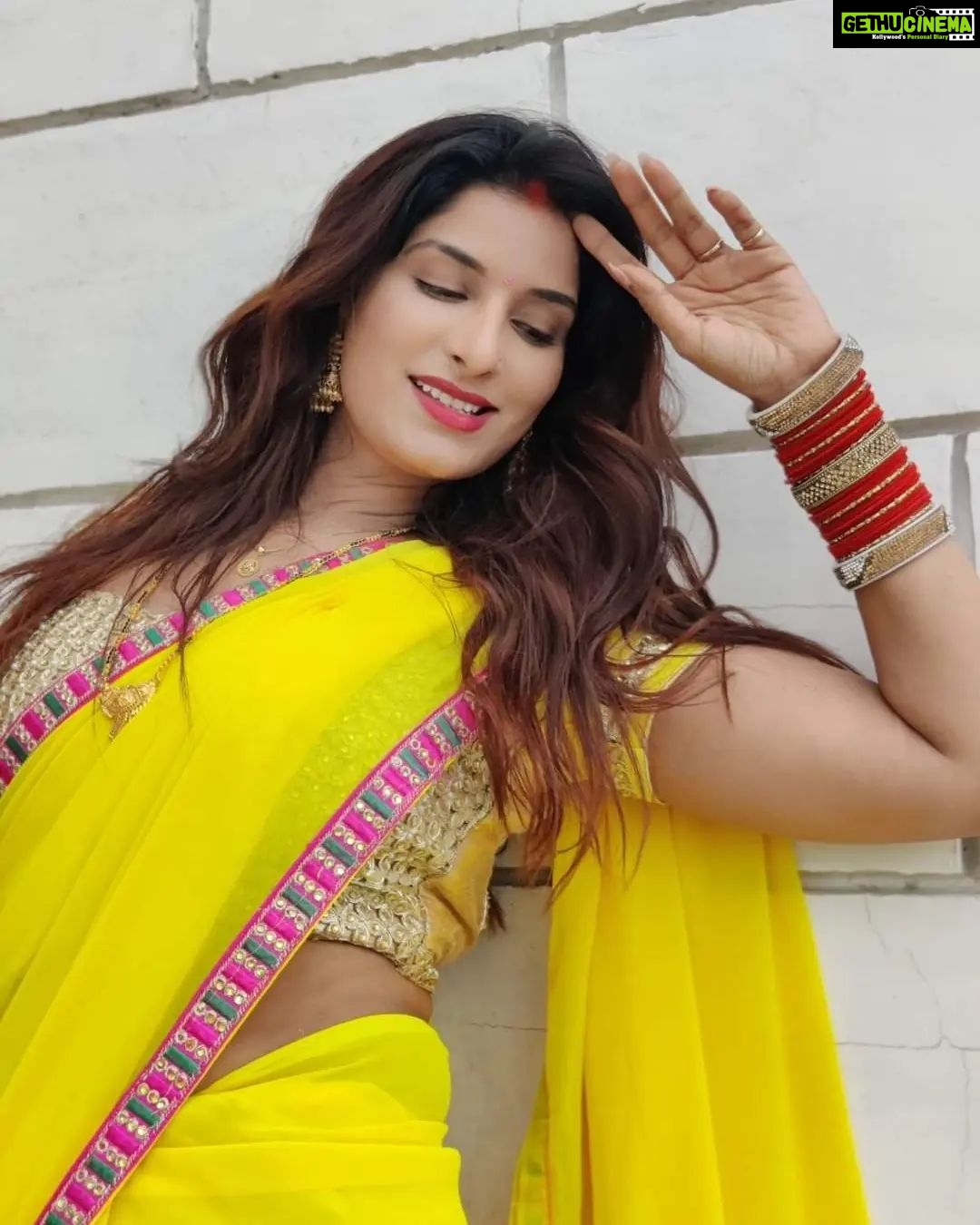 Poonam Dubey Instagram - पूनम दुबे भोजपुरी एक्ट्रेस Follow - @bhojpuriyalallantop ❤️❤️ @poonamdubeyofficial #sanchitabannerjee #london #bhojpurisongs #aksharasingh #pradeeppandeychintu999 #bhojpuriheroine #bhojpuriswag #yashkumarmishra #ritusingh #madhusharma #shooting #bhojpurisong #nishadubey #priyankarewri #mehandilagakerakhna3bhojpurimovie #saiyaarabgailenaabhojpurimovie #dulhahindustanibhojpurimovie #saharafsha #pawansingh #snehupadhya #balamwabhojpurimovie #bossbhojpurimovie #khesarilalyadav
