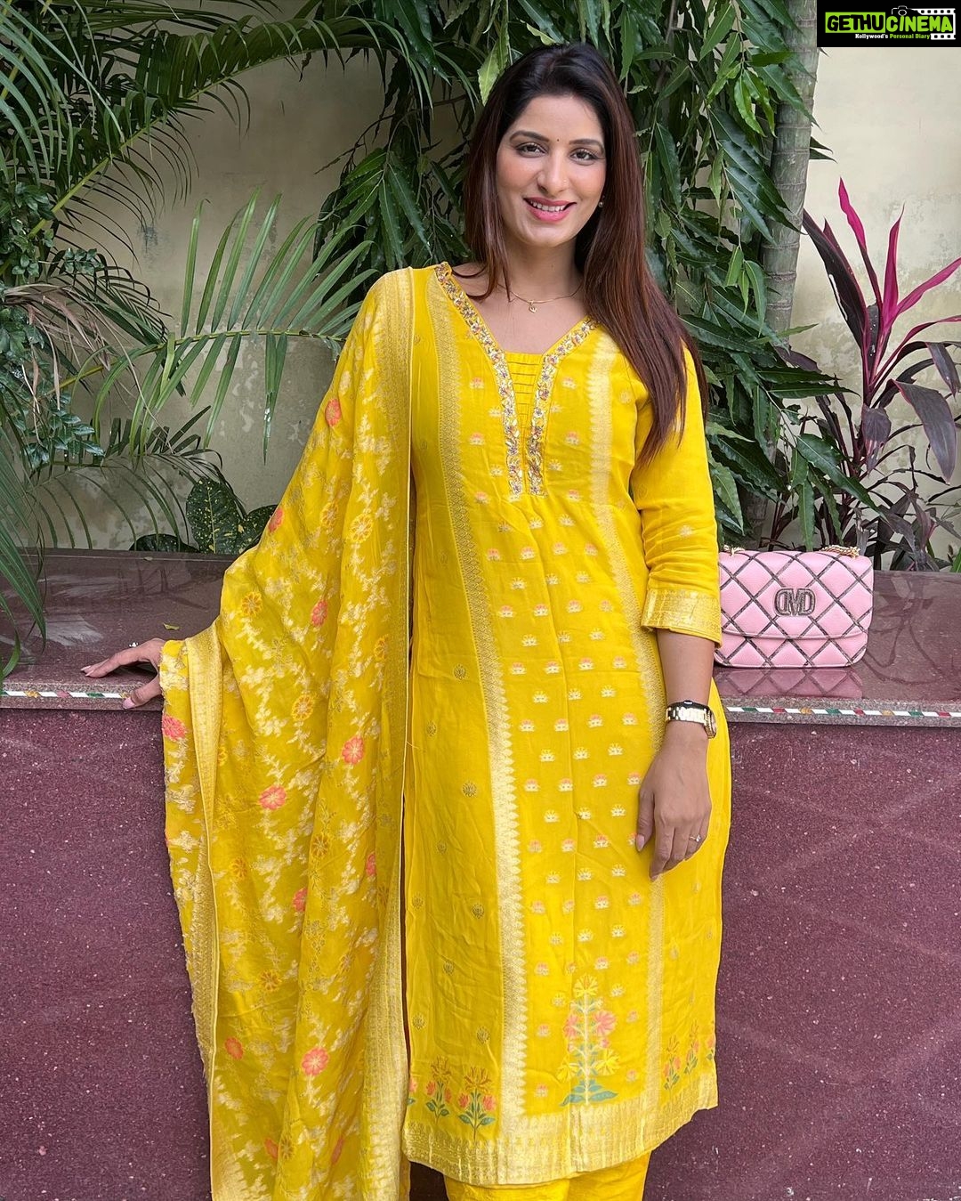 Poonam Dubey Instagram - Be yourself … An original is so much better than a copy….. . . . . . . #happyme #selfconfidence #selfmade #blessedgirl #queenofmyownworld👑 #poonamdubey Kushinagar - कुशीनगर, उत्तर प्रदेश