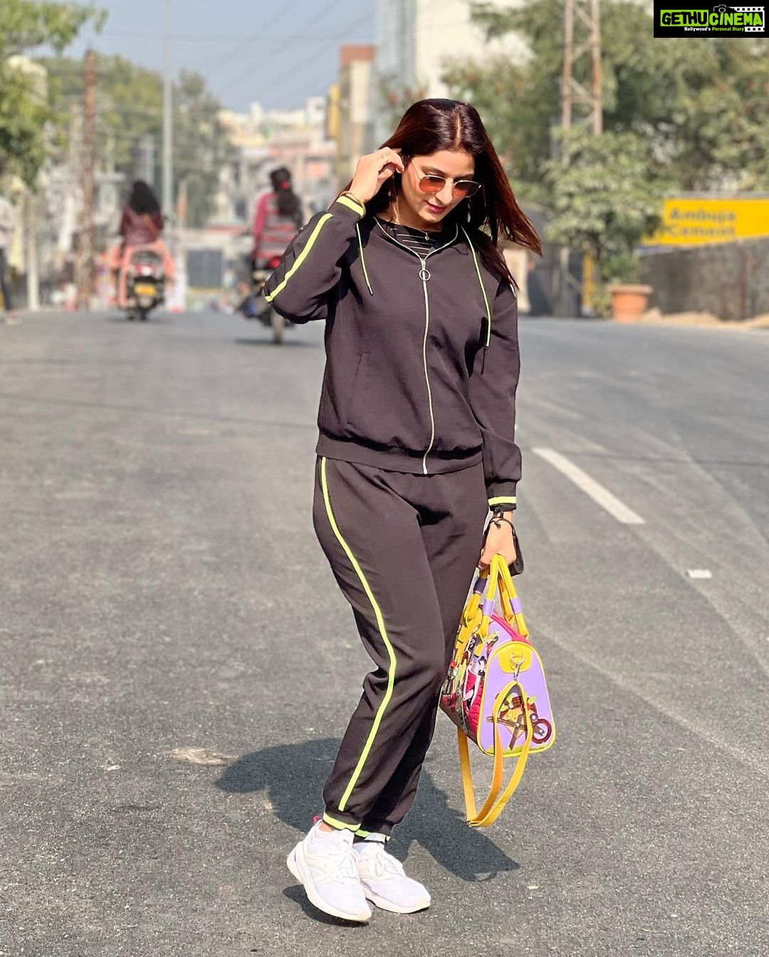 Poonam Dubey Instagram - Original expression in last pic πππ§ΏβΎοΈ Udaipur, Rajasthan