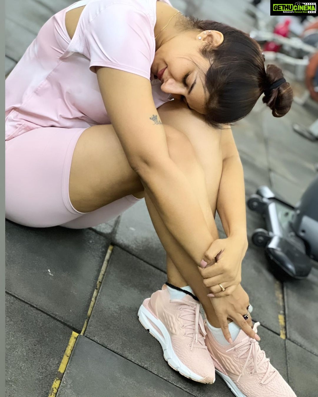 Poonam Dubey Instagram - Never give up Becoz great things take time.😇😇 Shoes and outfits @underarmour #motivationalquotes #thoughtoftheday #livelife #focused #selflove #selfcare #blessed #lifestyle #poonamdubey ELIXIR Fitness