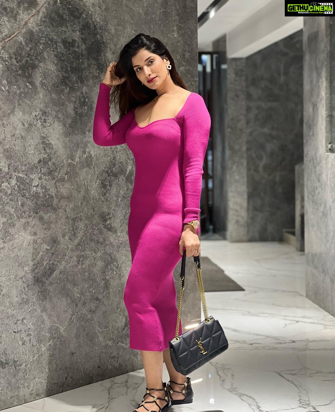 Poonam Dubey Instagram - एक गुलाबी शाम 💗🧿 . . . . . #postoftheday #photooftheday #ootd #poonamdubey #throwback #lastnight Pali Hill.Bandra(mumbai)