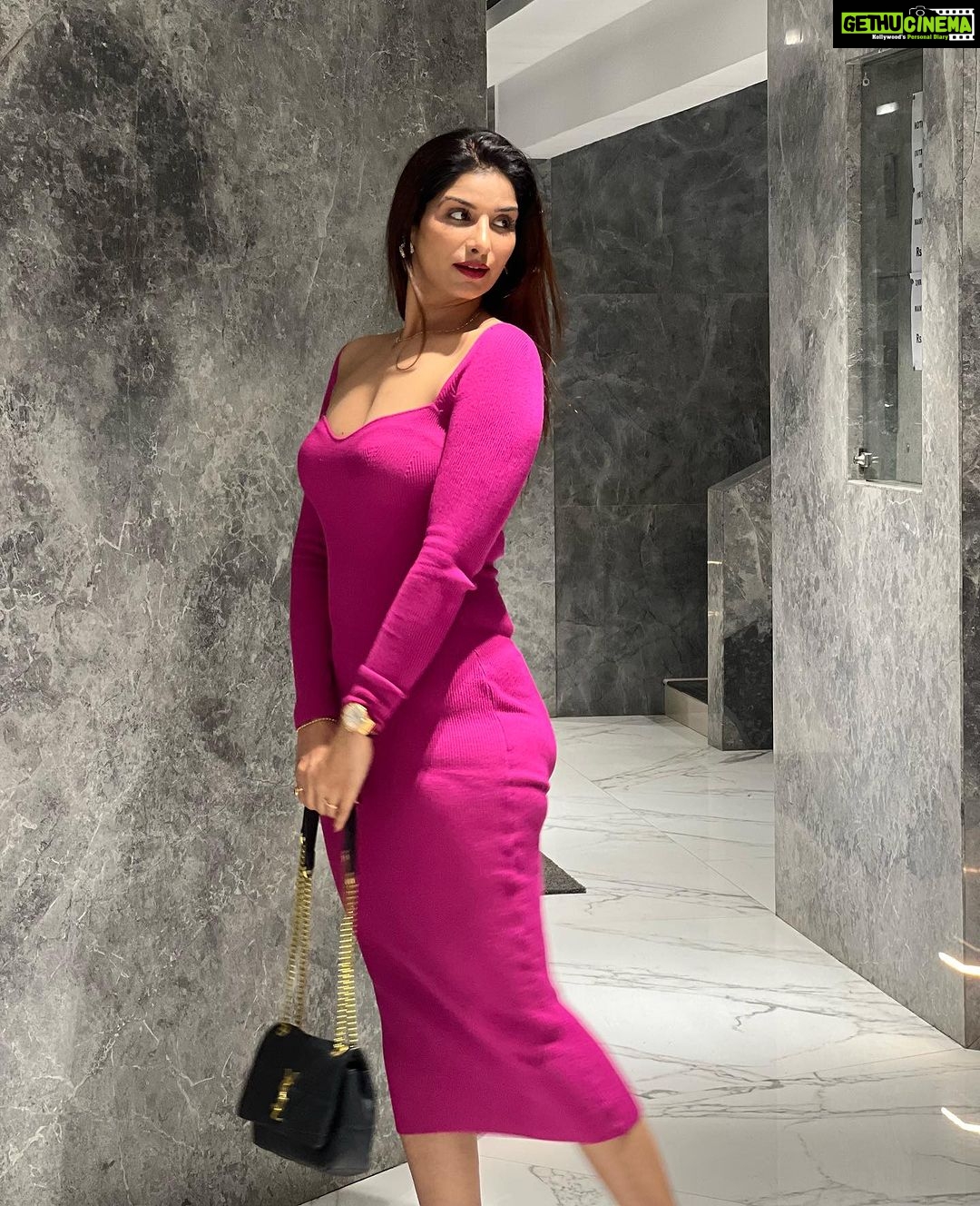 Poonam Dubey Instagram - एक गुलाबी शाम 💗🧿 . . . . . #postoftheday #photooftheday #ootd #poonamdubey #throwback #lastnight Pali Hill.Bandra(mumbai)