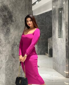 Poonam Dubey Instagram - एक गुलाबी शाम 💗🧿 . . . . . #postoftheday #photooftheday #ootd #poonamdubey #throwback #lastnight Pali Hill.Bandra(mumbai)