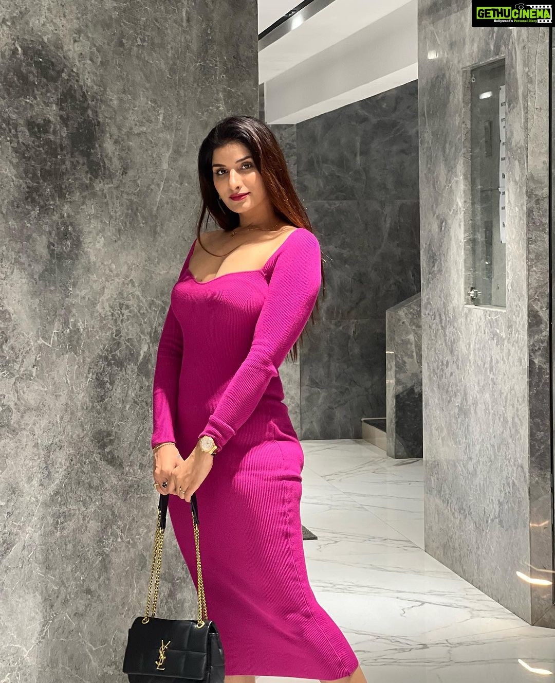 Poonam Dubey Instagram - एक गुलाबी शाम 💗🧿 . . . . . #postoftheday #photooftheday #ootd #poonamdubey #throwback #lastnight Pali Hill.Bandra(mumbai)