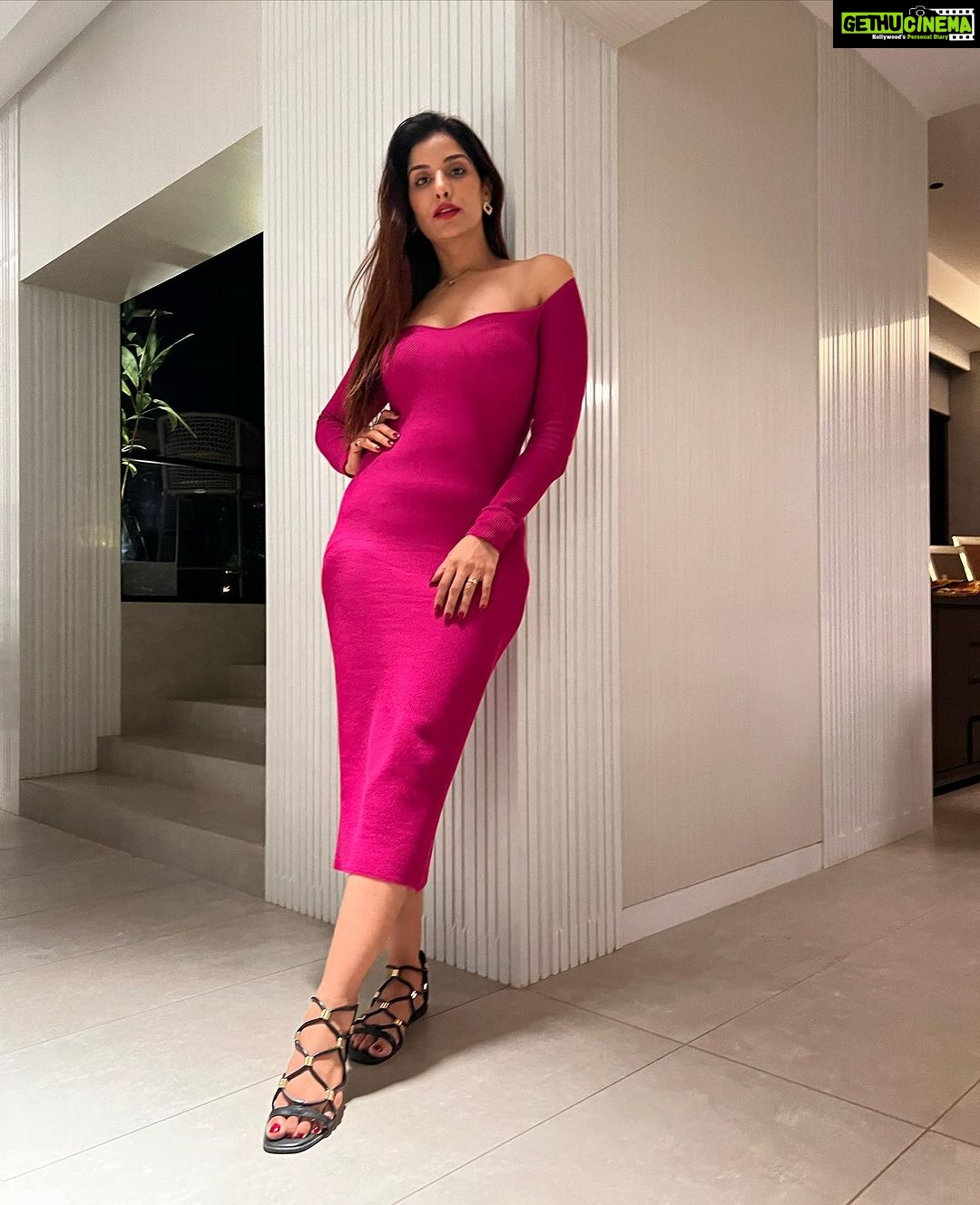 Poonam Dubey Instagram - एक गुलाबी शाम 💗🧿 . . . . . #postoftheday #photooftheday #ootd #poonamdubey #throwback #lastnight Pali Hill.Bandra(mumbai)