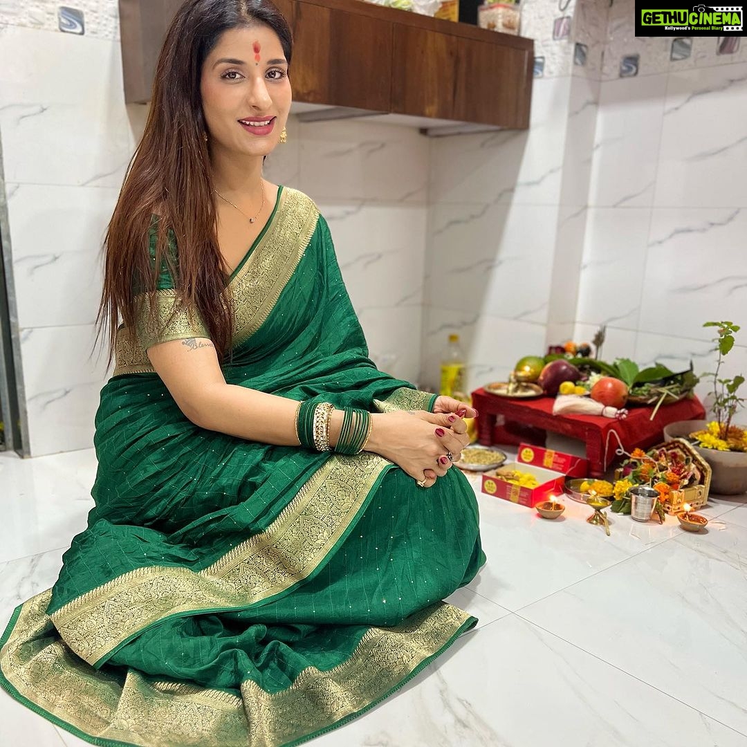 Poonam Dubey Instagram - आपको और आपके परिवार को मेरे और मेरे परिवार की तरफ़ से धनतेरस की हार्दिक शुभकामनाएँ 🙏🙏🙏🙏
