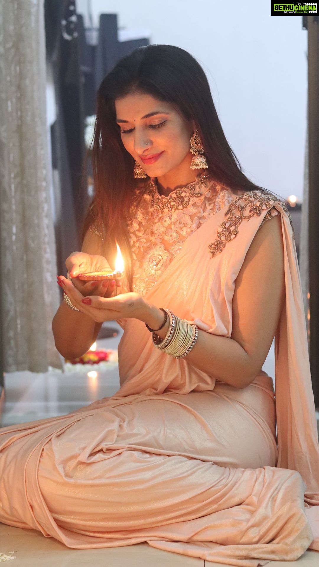 Poonam Dubey Instagram - दियो के महात्योहार दीपावली की हार्दिक शुभकामनाएँ माँ लक्ष्मी श्री हरि विष्णु श्री शिधिविनायक सदा सहाय 🙏🙏🙏🙏🙏🙏🙏🙏🙏🙏🙏🙏🙏 Mumbai, Maharashtra
