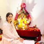 Poonam Dubey Instagram - Ganpati Bappa Morya , Mangal murti Morya 🙏🙏🙏🙏🙏 thank you so much Anand ji and Sunita ji for inviting me #darshan #pooja #blessed #poonamdubey Mumbai, Maharashtra