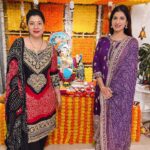 Poonam Dubey Instagram - Ganpati Bappa Morya Mangal murti Morya 🙏🙏🙏🙏 Thank you @sambhavnasethofficial di and @imavinashdwivedi jiju for inviting me ❤️ Mumbai, Maharashtra
