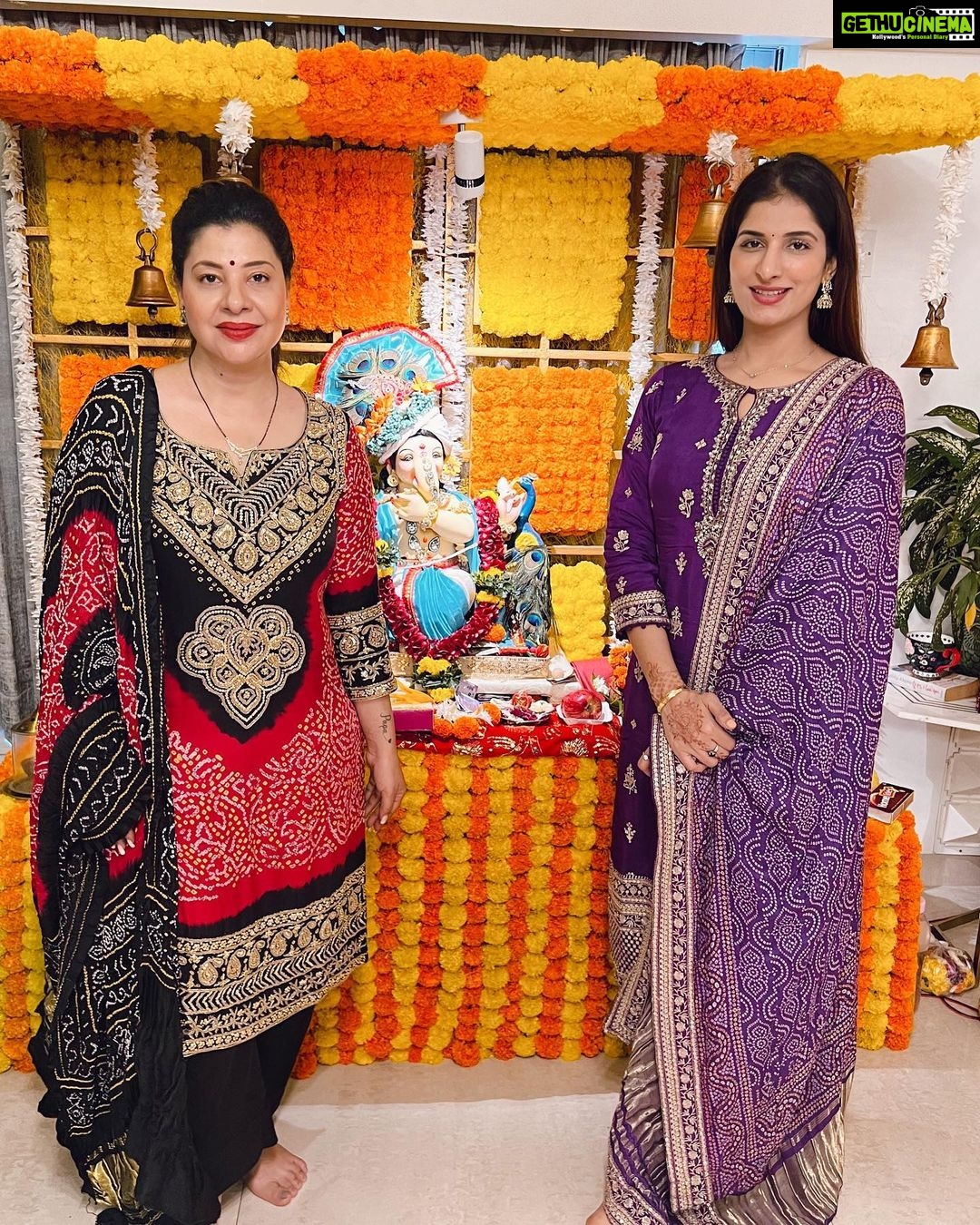 Poonam Dubey Instagram - Ganpati Bappa Morya Mangal murti Morya 🙏🙏🙏🙏 Thank you @sambhavnasethofficial di and @imavinashdwivedi jiju for inviting me ❤️ Mumbai, Maharashtra