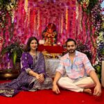 Poonam Dubey Instagram - गौरी पूजन एवं गणेशोत्सव पंचमी ❤️ Thank you @therajgill ji and @pannagillofficial ji for inviting me sorry group pic miss ho gai 🥺 . . . #darshanpooja #2023 #day5 #ganpatibappamorya
