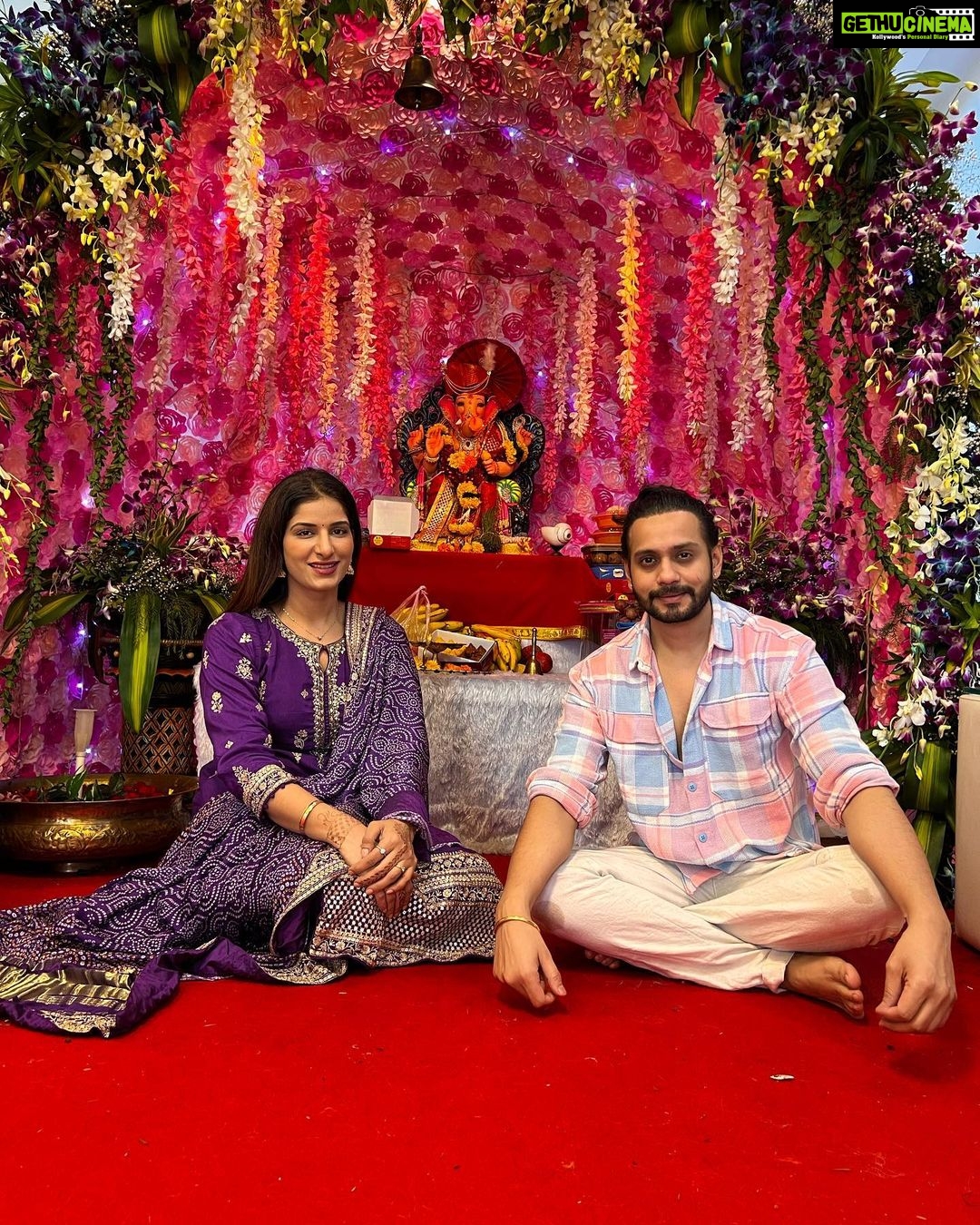 Poonam Dubey Instagram - गौरी पूजन एवं गणेशोत्सव पंचमी ❤️ Thank you @therajgill ji and @pannagillofficial ji for inviting me sorry group pic miss ho gai 🥺 . . . #darshanpooja #2023 #day5 #ganpatibappamorya