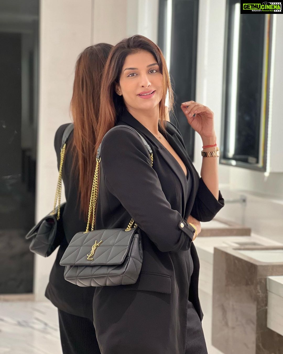 Poonam Dubey Instagram - The most beautiful thing a woman can wear is confidence…… . . . . #beclassy #besassy #bestylish #confidence #happiness #positivevibes #love #of #life #goal #for #success #should #be #always #in #mind #poonamdubey 👑❤️😇 Mumbai, Maharashtra
