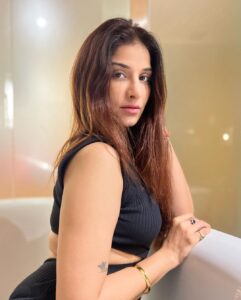 Poonam Dubey Instagram - When you can’t decide which pic is better, post all & let your friends decide… Comments please 🙈 Mumbai, Maharashtra