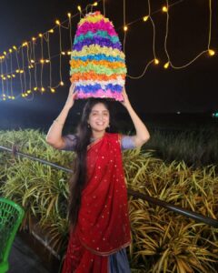 Poonam Kaur Instagram - తెలంగాణ ఆచార, సంప్రదాయాలకు ప్రతీక.. మన ఆడబిడ్డల ఆత్మగౌరవాన్ని చాటే పూల వేడుక.. సద్దుల బతుకమ్మ శుభాకాంక్షలు

#bathukamma2023 #bhadrakali #warangal