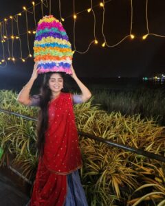 Poonam Kaur Instagram - తెలంగాణ ఆచార, సంప్రదాయాలకు ప్రతీక.. మన ఆడబిడ్డల ఆత్మగౌరవాన్ని చాటే పూల వేడుక.. సద్దుల బతుకమ్మ శుభాకాంక్షలు

#bathukamma2023 #bhadrakali #warangal