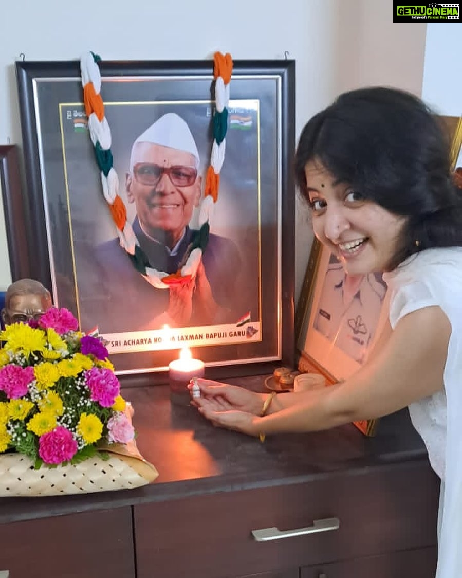 Poonam Kaur Instagram - తెలంగాణ జాతిపిత కొండా లక్ష్మణ్ బాపూజీ గారికి వారి కూతురు డాక్టర్ శ్రీమతి పవిత్ర వాణి గారితో ఇవ్వాల - దండి ఉప్పు, దీపం ,చేనేత దారం పెట్టి శ్రద్ధాంజలి అర్పితం చేసే సౌభాగ్యం కల్గింది. ఈ కార్యక్రమంలో జాతీయ చేనేత దినోత్సవ రూపకర్త వెంకన్న నేత గారు పాల్గొన్నారు. జై హింద్ #kondalaxmanbapuji #padmashali 1941 में बापूजी की मुलाकात महात्मा गांधी से हुई और उनसे प्रेरित होकर उन्होंने 1942 में भारत छोड़ो आंदोलन में भाग लिया। उन्होंने 1947-48 में तेलंगाना सशस्त्र संघर्ष के दौरान निज़ाम और रजाकारों के खिलाफ भी लड़ाई लड़ी। Konda Laxman Bapuji was an Indian freedom fighter who participated in the Telangana Rebellion and Telangana activist. He fought for the statehood of Telangana all his life. @padmashalidarshini